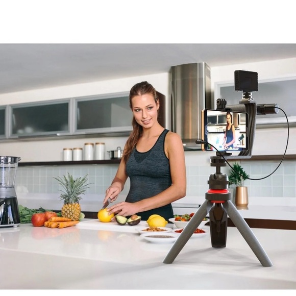 NEW!! Digipower Super Star Essential Vlogging Kit - Picture 3 of 3